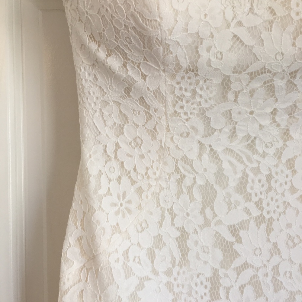 Off-white strapless lace gown


I